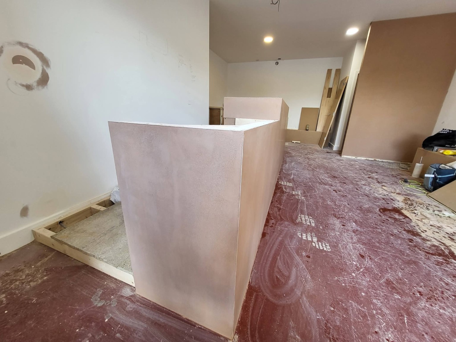 Curved counter freshly plastered